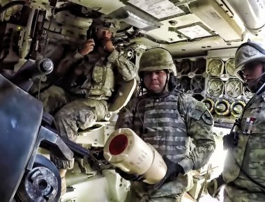 Βίντεο: Βολές Αμερικανών στρατιωτών με M109A6 Paladin Howitzer